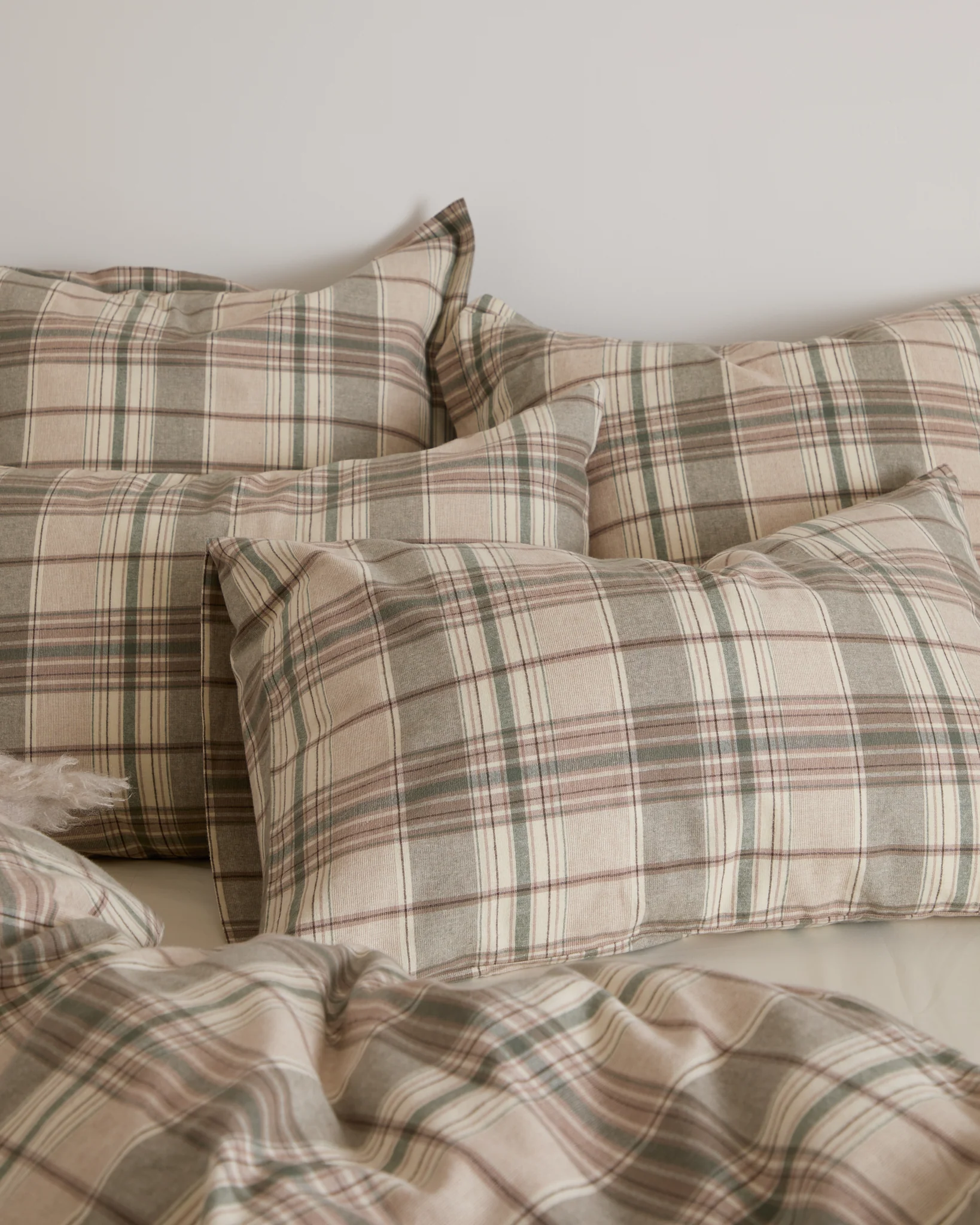 Foxford Eve Tartan Flannel Pillowcase Set - Image 3