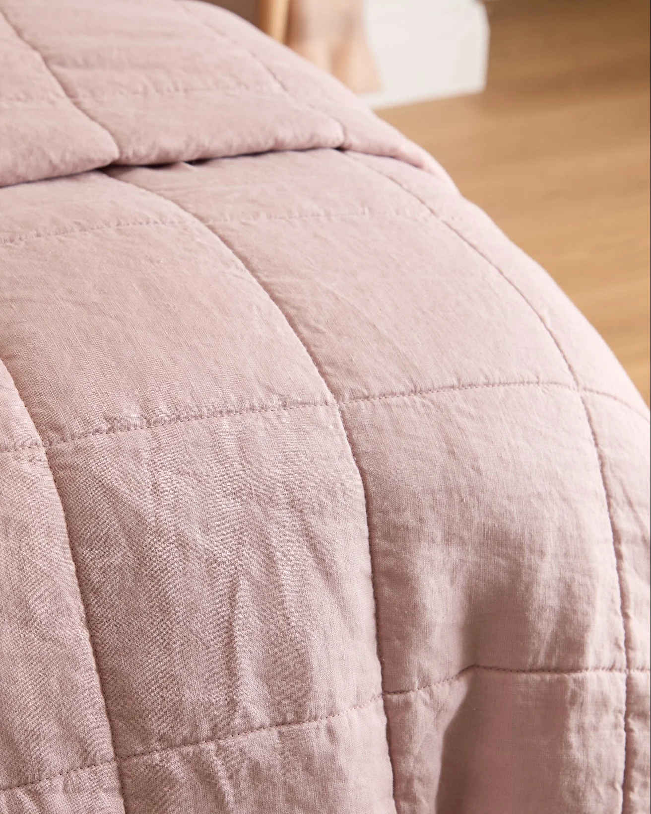 Foxford Blush Pink Linen Quilt - Image 3