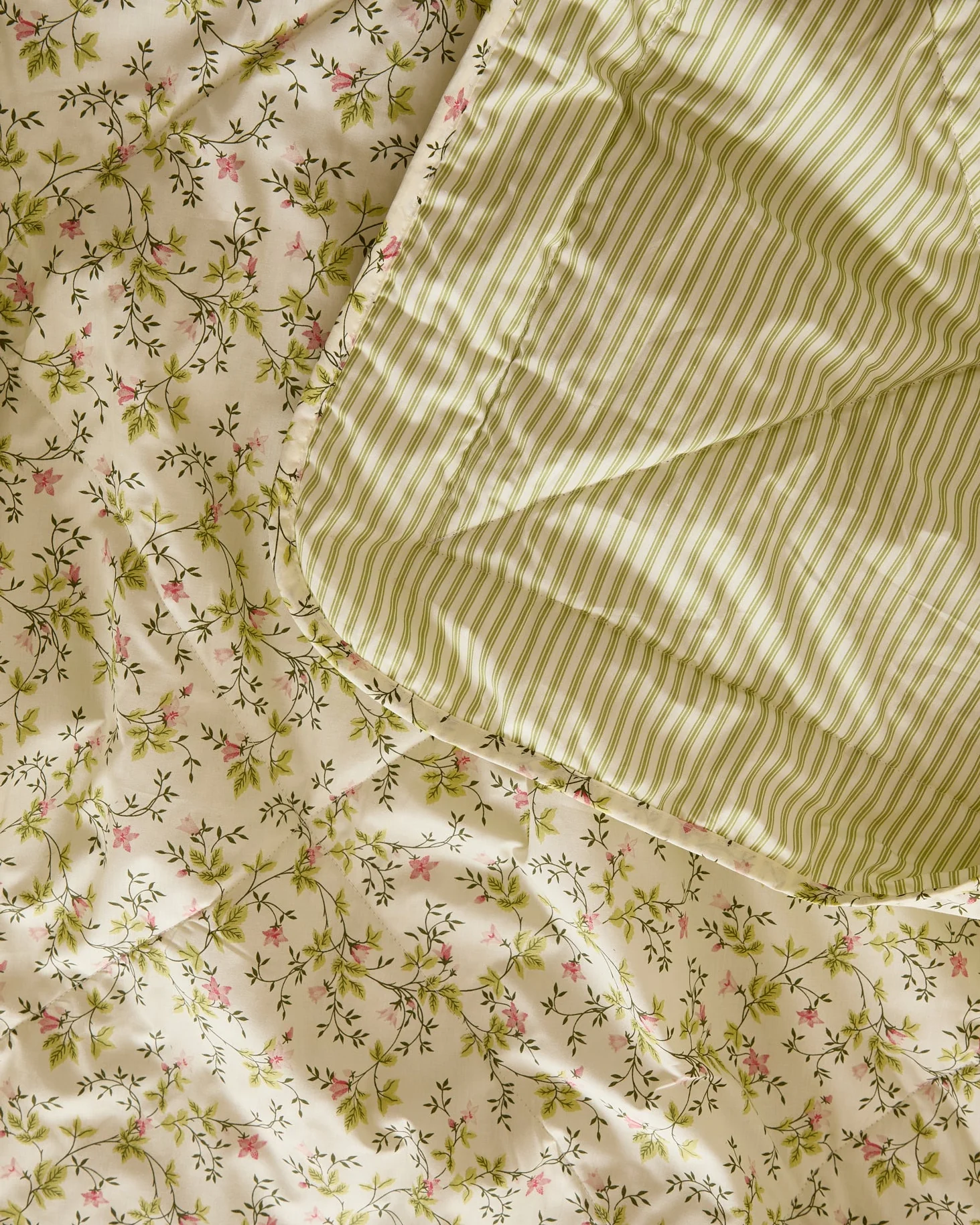 Foxford Dainty Lily Reversible Quilt - Image 3
