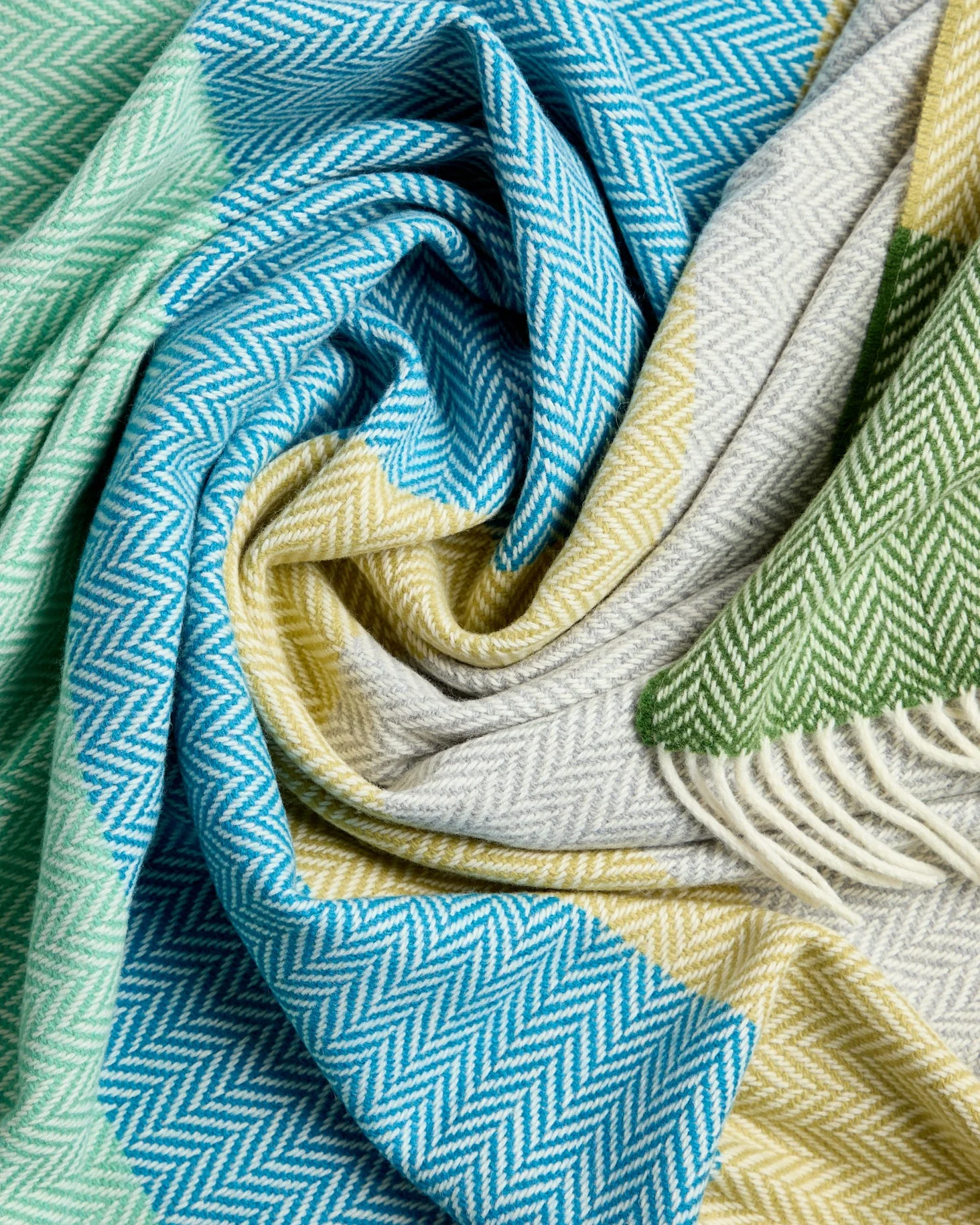 Foxford Garavogue Cashmere and Lambswool Throw - Image 2