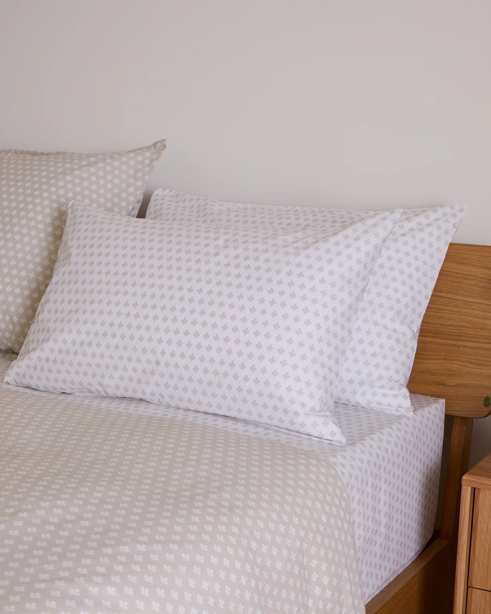 Foxford Mia White Pillowcase Set