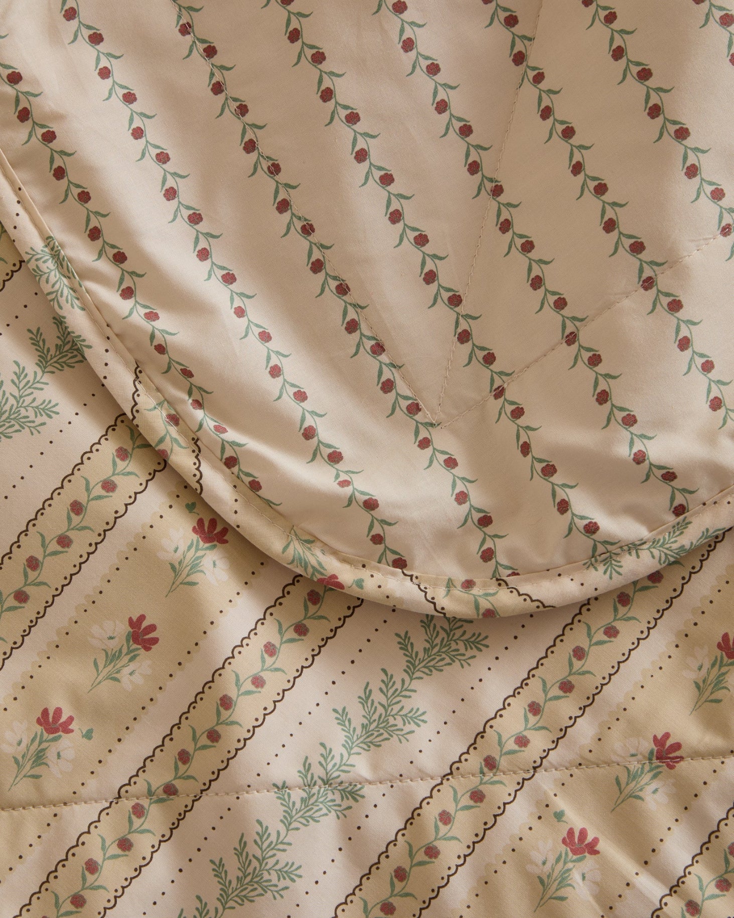 Foxford Rose Quilt - Image 5